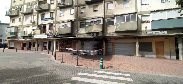 Puertollano: Tensas escenas durante el incendio de la fachada del bar Tarraco