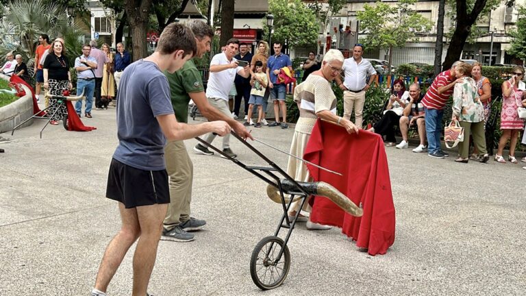 Puertollano: Maletillas, aficionados y alguna concejala se arrancan con la muleta en el Paseo de San Gregorio