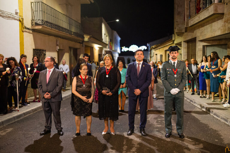 El presidente de la Diputación procesiona con los torralbeños y su Cristo del Consuelo