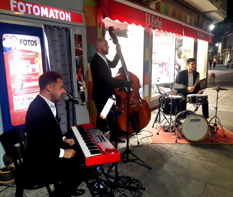 Puertollano: De Coldplay a Frank Sinatra en la voz de Mike Martín hace brillar “Música en la calle”