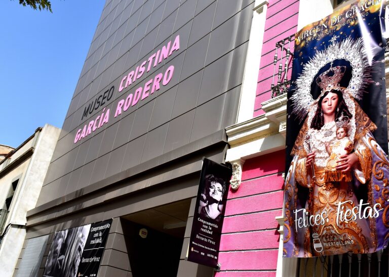 El Ayuntamiento de Puertollano instala una gran imagen de la Virgen de Gracia en el Museo García Rodero