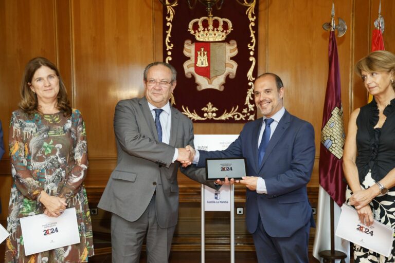 El Gobierno entrega el Proyecto de Presupuestos para 2024 en las Cortes para que inicie su tramitación