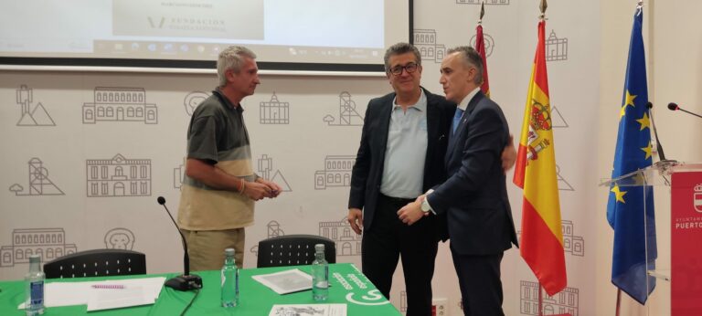 El puertollanense Marciano Sánchez presenta su libro «Quiero apagar la luz para mirarte»