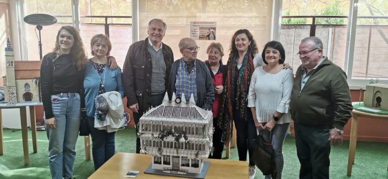 Ciudad Real: Lázaro Mouriz Rivas, usuario del Centro de Respiro Alöis-Alzheimer, cede a la ciudad una maqueta del Ayuntamiento