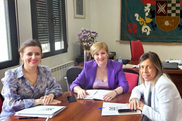 La alcaldesa de Argamasilla de Alba recibe a la presidenta de la Asociación para la Mejora de la Autonomía y la Salud