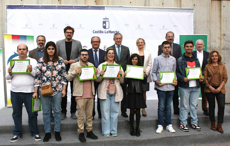 Fundación Eurocaja Rural, JCCM y Fundación CIEES entregan los diplomas a los alumnos con discapacidad intelectual que han realizado prácticas de digitalización