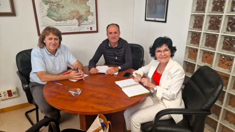 El Gobierno regional y la alcaldesa de Cabezarrubias del Puerto analizan las líneas de ayudas para el fomento del empleo e instalación de empresas en la localidad  