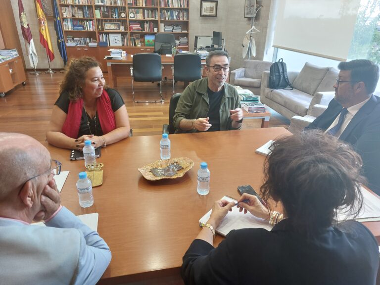 CCOO remarca su apuesta por el modelo educativo público en una reunión con el consejero Amador Pastor