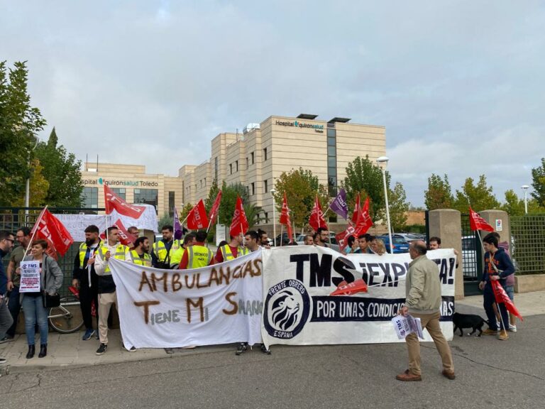 Los trabajadores en huelga de TMS Multiasistencia de Ciudad Real exhiben su protesta ante las sedes de los clientes de su empresa «incumplidora»