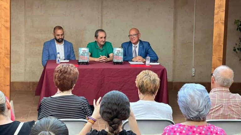 El periodista puetollanense Manuel Tabas presentó su libro «La bestia que llevo dentro y otros cuentos fantásticos»