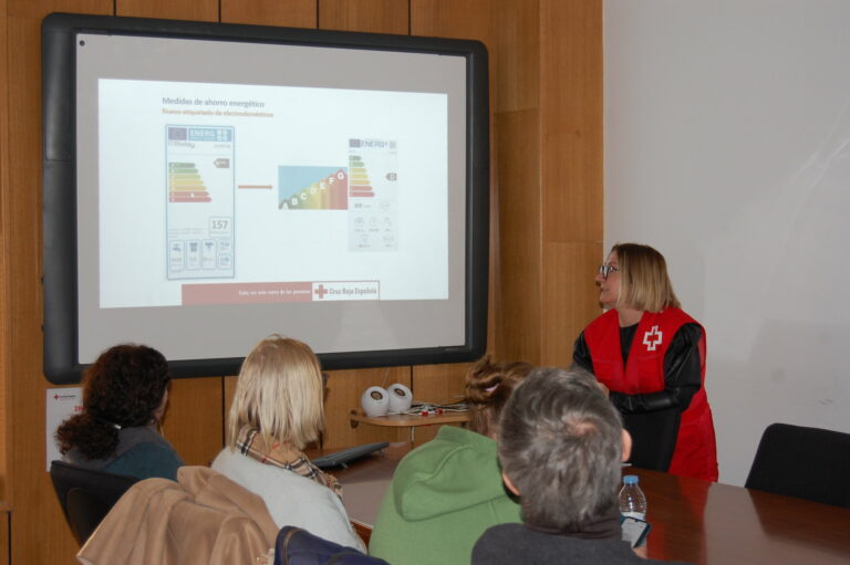 Un 70% de familias usuarias de Cruz Roja con derecho a bono social no lo percibe