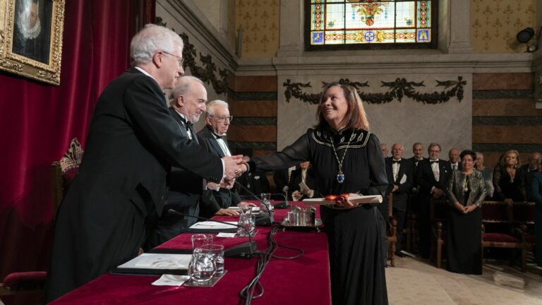 La escritora Clara Sánchez ingresa en la RAE para ocupar la silla X