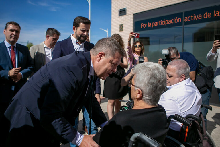 García-Page ensalza el “talento y capacidad” de Encarnación Rodríguez y garantiza su apoyo a ‘Amiab’ por desempeñar “una función esencial”