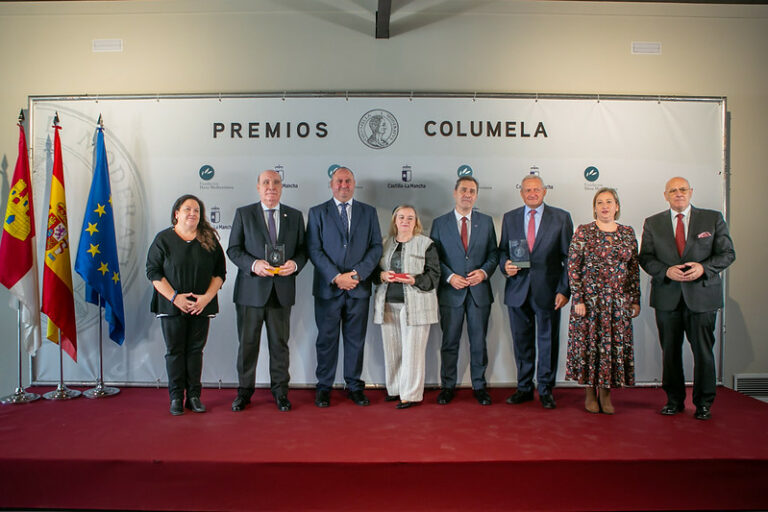El presidente de Cooperativas Agroalimentarias, la presidenta del Colegio de Enólogos y la Academia de Gastronomía, Premios Columela 2023