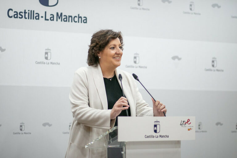 Castilla-La Mancha supera el umbral de las 900.000 personas ocupadas, marcando un récord histórico, y lidera el descenso del desempleo del país en el último año