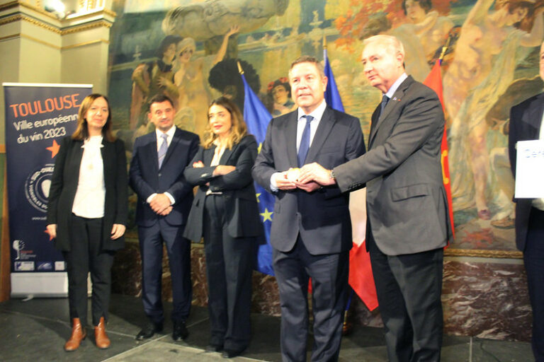 El presidente de Castilla-La Mancha, Emiliano García-Page, recibe la insignia que le hace miembro de la Hermandad del Vino del Suroeste francés