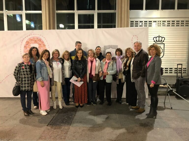 AMUMA tiñe de rosa el centro de la ciudad