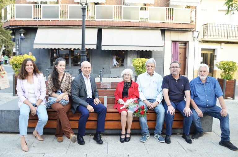 Piedrabuena bautiza su primer Banco Literario en honor al poeta Nicolás del Hierro en un emotivo acto