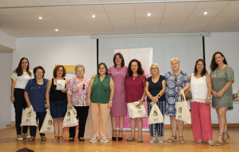 Blanca Fernández reconoce a las 55.000 amas de casa que son “la columna vertebral” del estado del bienestar en la provincia de Ciudad Real