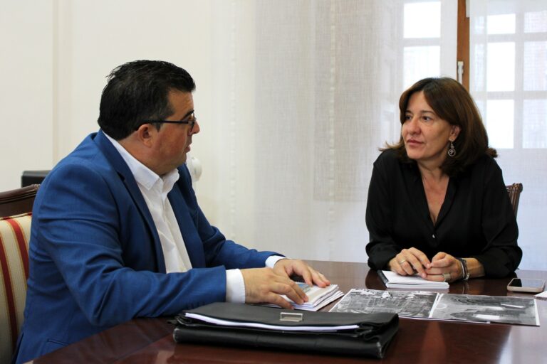 Blanca Fernández se interesa por los proyectos planteados por el alcalde de Villahermosa (Ciudad Real) en materia de cultura y bienestar social