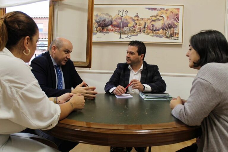 Pozuelo recibe la visita del delegado provincial de Sanidad y la gerente de la GAI de Ciudad Real