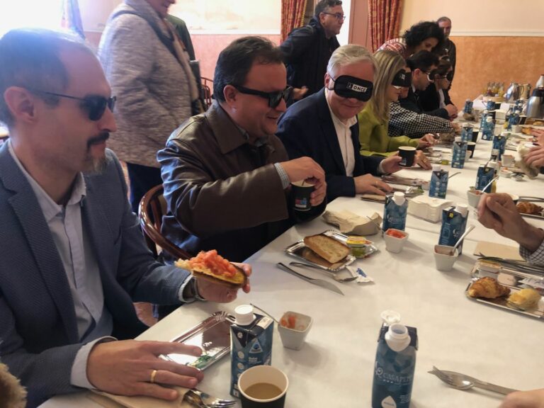 Miembros de la corporación municipal experimentan sensaciones en el desayuno a ciegas de ONCE