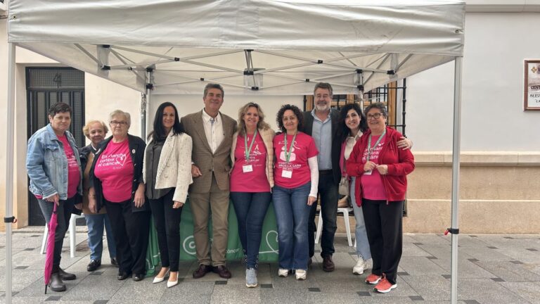 La junta local de la AECC conciencia a la población con motivo del Día Mundial de la Lucha contra el Cáncer de Mama