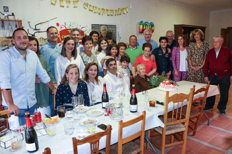 Almodóvar del Campo: Eladia Fúnez Santos celebra cien años en plenitud de amor con varias generaciones