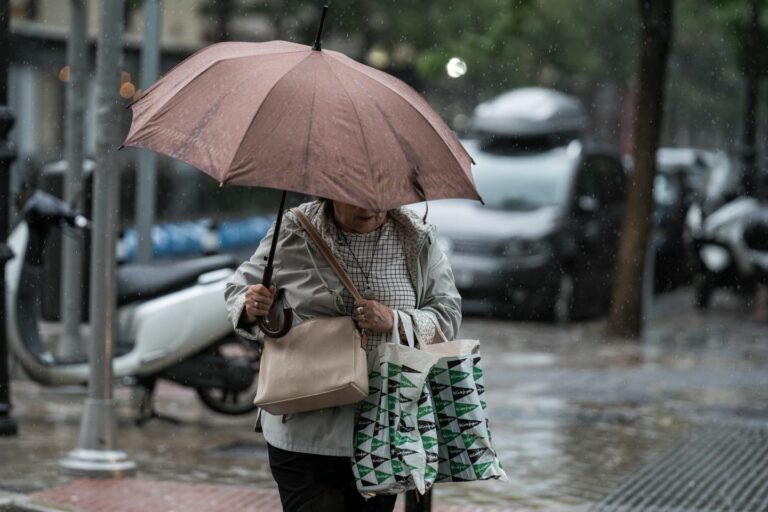 Una ciclogénesis explosiva con lluvia, viento y oleaje marcará las visitas a los cementerios el día de Todos los Santos