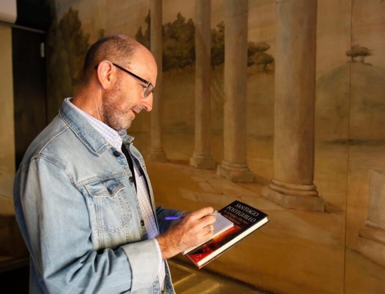 La obra ‘Cómo sigue llorando Sevilla’, publicada como el primer libro sobre semana santa del puertollanense Francisco Correal