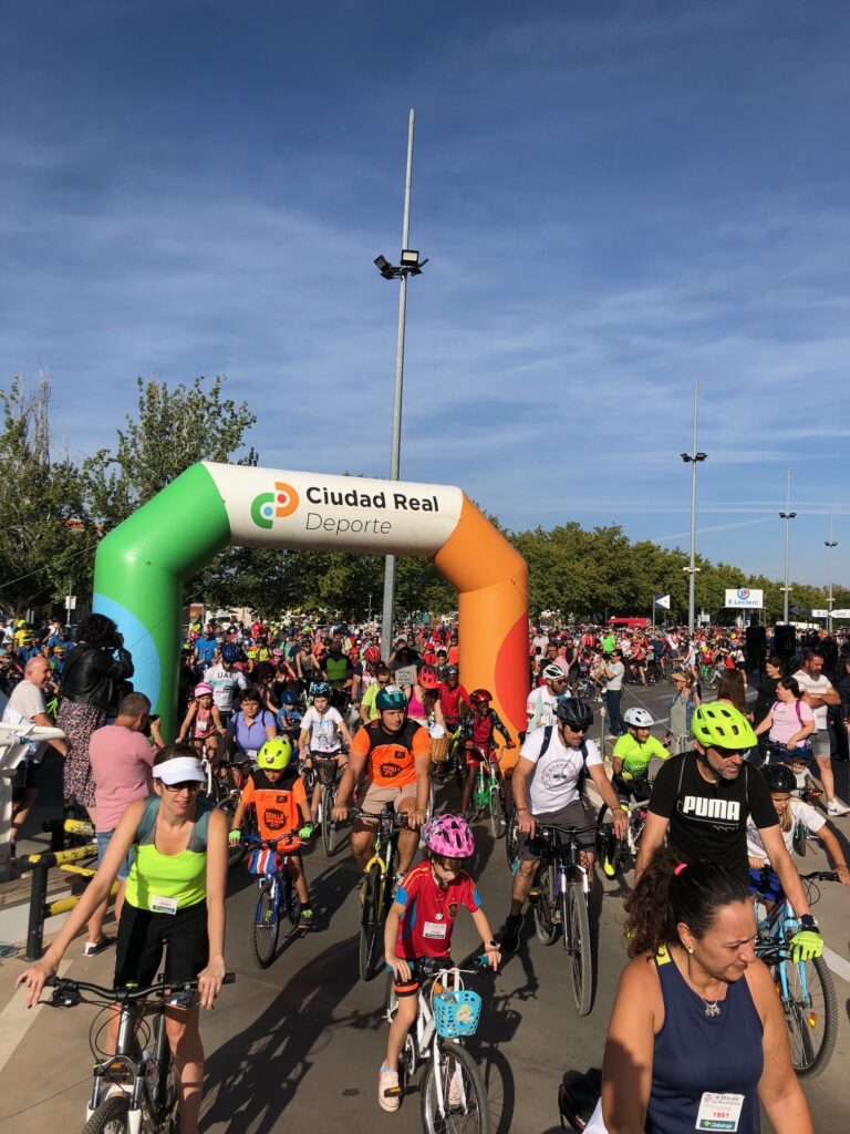 Unos 2.500 ciudadrealeños celebran el Día de la Bicicleta por las calles de la capital 