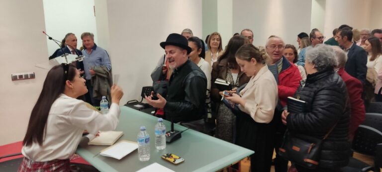 Puertollano: Victoria Rodríguez vive su primer éxito llenando de público la presentación de su novela ”Decapitada”