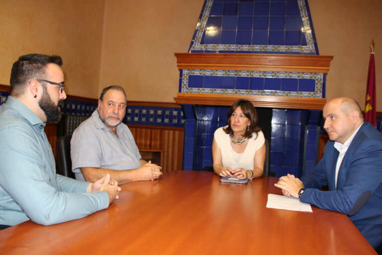 Blanca Fernández traslada el apoyo a APISYS y apunta a la importancia de visibilizar la problemática de los suicidios para poderlos prevenir 