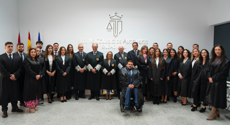 Los nuevos letrados y letradas del Colegio de Abogados de Ciudad Real hacen el juramento de inicio de su ejercicio profesional