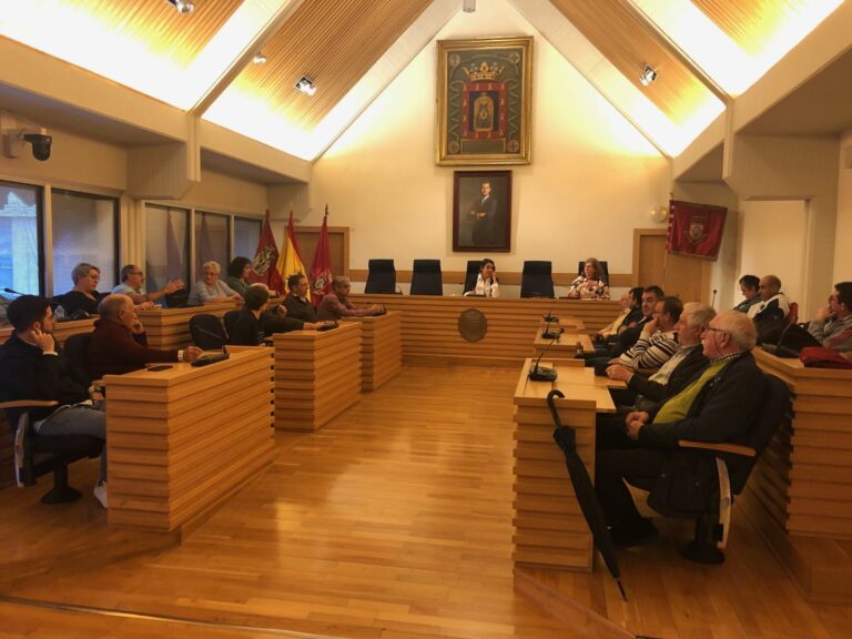 El Ayuntamiento se reúne con los comerciantes del Mercado de Abastos