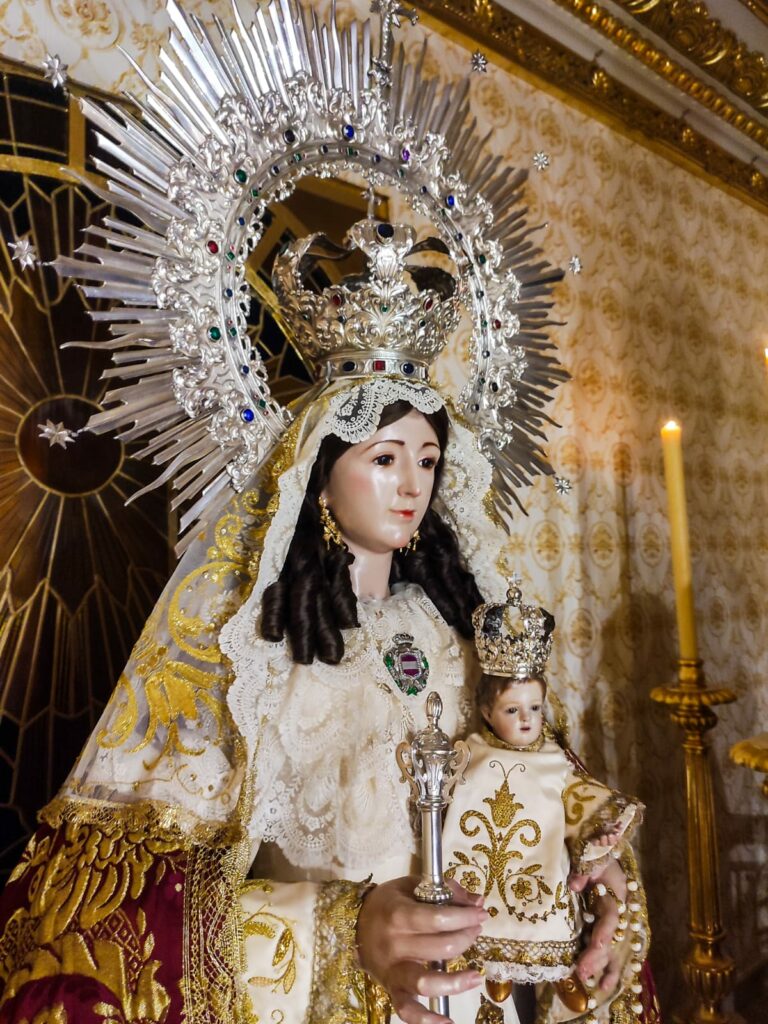 El grupo joven de la Virgen de Gracia de Puertollano celebra la primera oración mariana en el camarín