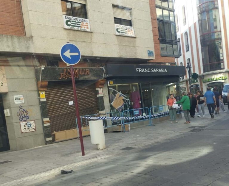 Ciudad Real: Un conductor bebido se estrella contra los escaparates de dos comercios de la calle Calatrava
