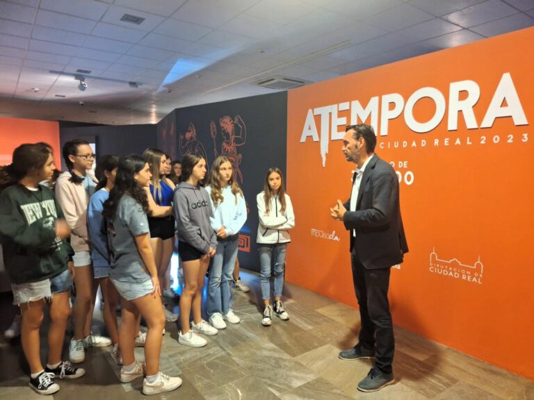 El alumnado del instituto británico Bishop Heber de Malpas de Cheshire visitan la exposición ‘Atempora’ expuesta en el Museo de Ciudad Real