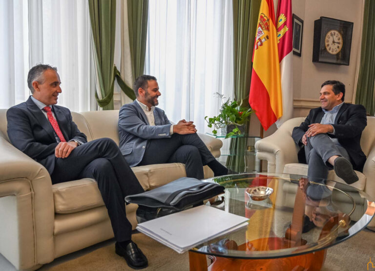 APEC traslada a Valverde la importancia que tiene para el sector que las Administraciones eleven la inversión en obra pública