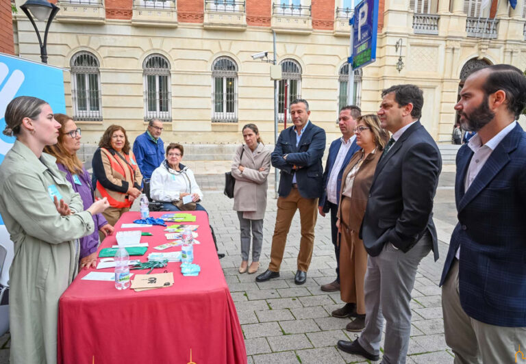 Valverde muestra el apoyo de la Diputación al colectivo de personas afectadas por los diferentes tipos de artritis