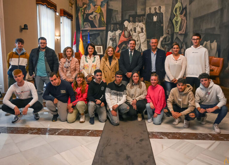 Valverde transmite la esencia de la Diputación a alumnos de la EFA La Serna de Bolaños