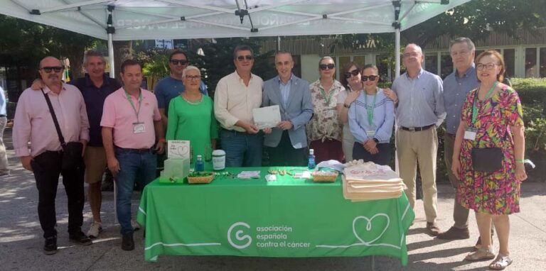 El alcalde de Puertollano entrega la aportación municipal a la Asociación contra el Cáncer