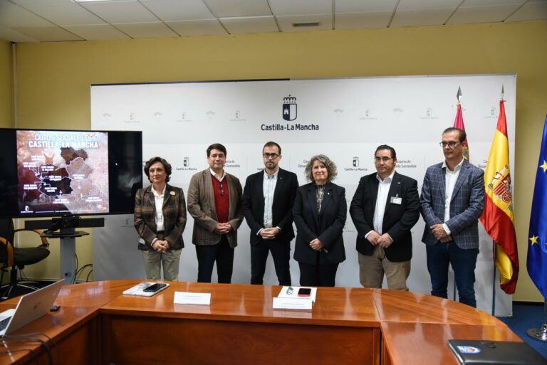 El Gobierno regional firma un convenio pionero con el sector cinegético para formar a nuevos cazadores y cazadoras, vigilantes de cotos y especialistas en control de depredadores