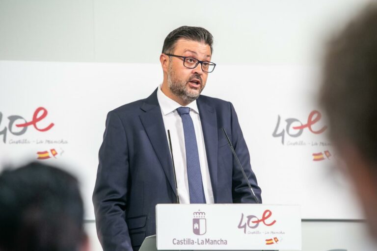 El Gobierno regional destina más de 1,8 millones de euros para devolver la normalidad a los centros educativos afectados por la DANA