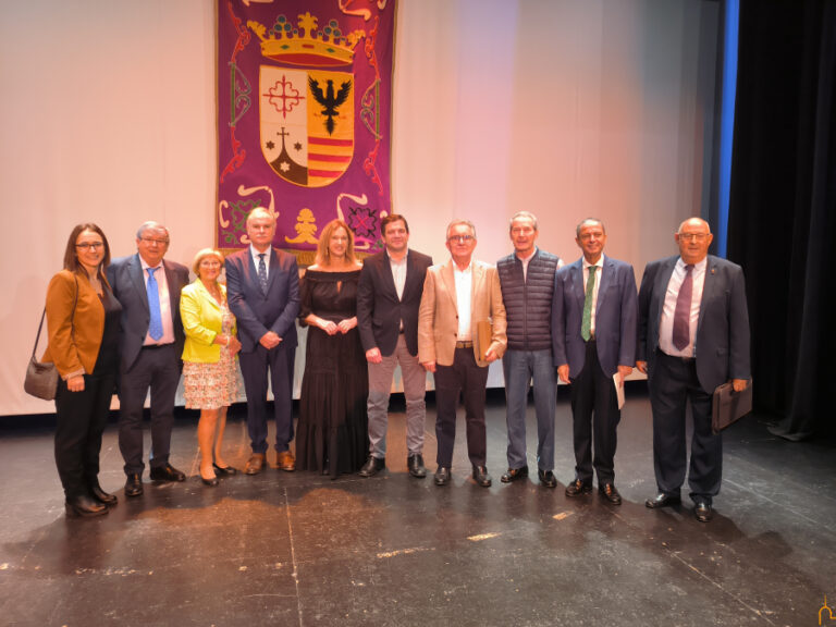 El presidente de la Diputación entrega el primer premio del XXXVII Certamen Internacional de Poesía Mística de Malagón, donado por la Institución Provincial
