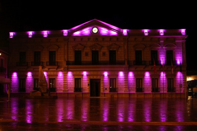 El Ayuntamiento de Alcázar de San Juan despliega una pancarta rosa en conmemoración del Día Mundial del Cáncer de Mama