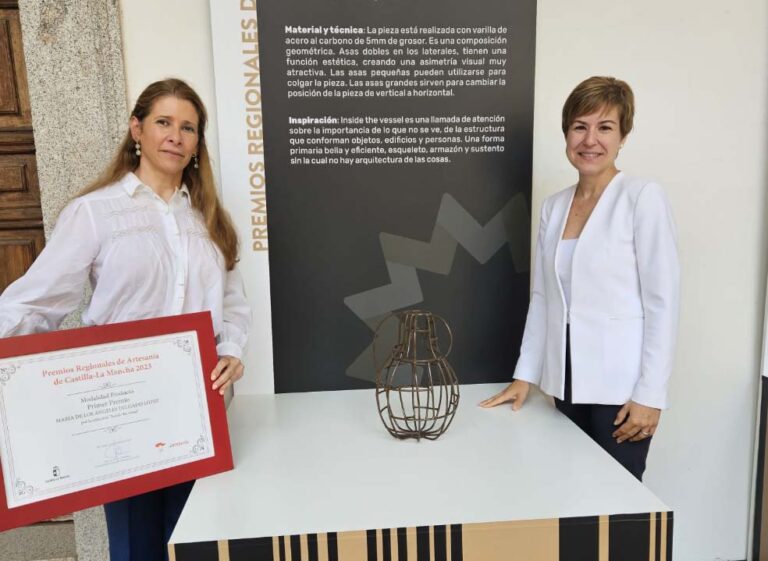 Inmaculada Amaro felicita a la puertollanense María de los Ángeles Delgado, premio regional de artesanía en FARCAMA