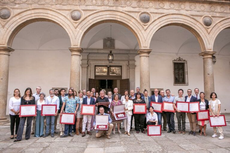 El Gobierno regional subraya su compromiso con la artesanía con el reconocimiento a las y los profesionales del sector y apoyando el relevo en actividades y oficios tradicionales