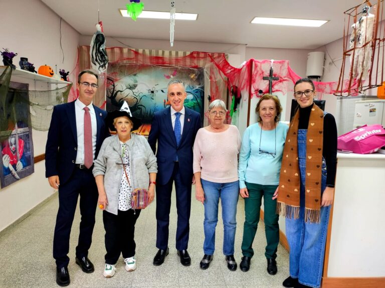Puertollano: Miguel Ángel Ruiz visita la fiesta infantil «Halloween» de la barriada Libertad