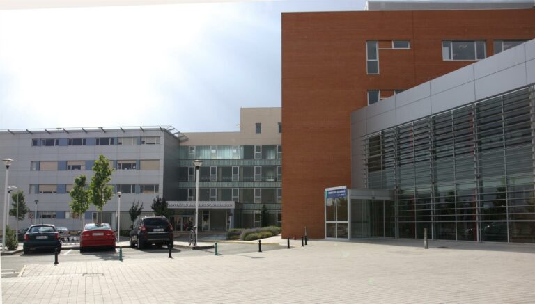 Trasladan al hospital al dueño de una churrería en Pedro Muñoz tras un incendio en una cocina, ya extinguido